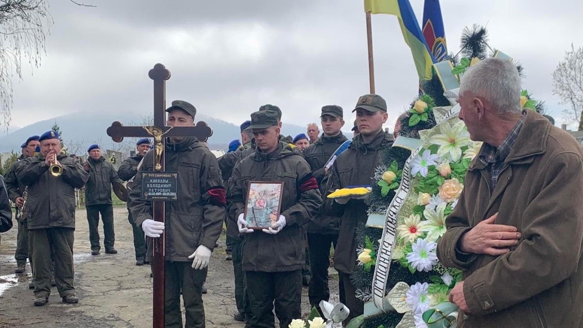 У Надвірній провели в останню дорогу загиблого воїна Володимира Карлаша 6