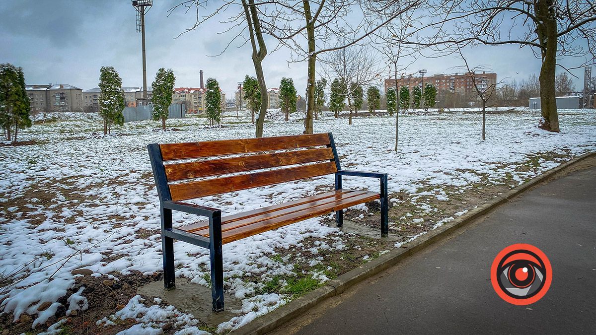 На міському озері у Коломиї встановили нові лавочки 4