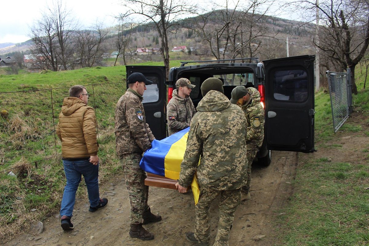 Делятинська громада зустріла загиблого воїна Назарія Гафійчука 2