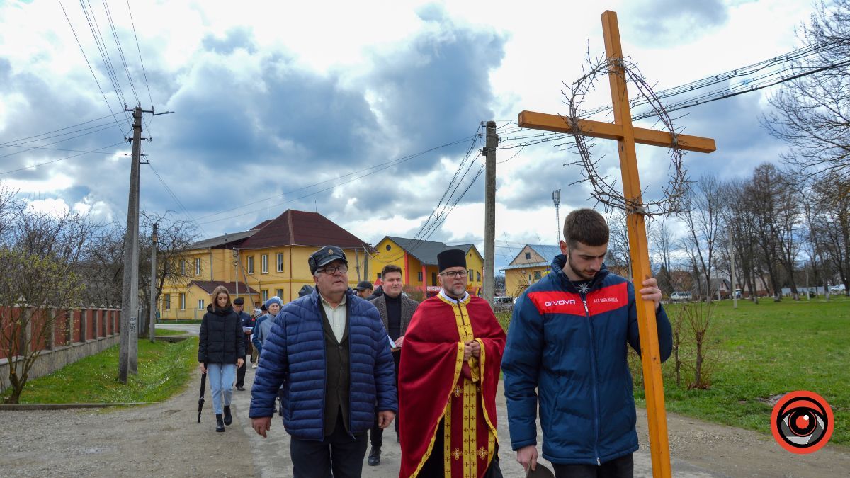 У Нижньому Вербіжі відбулася Хресна дорога селом 3