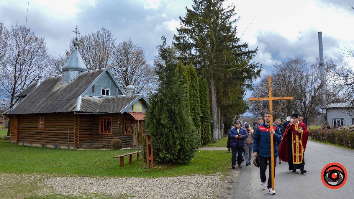 У Нижньому Вербіжі відбулася Хресна дорога селом 2