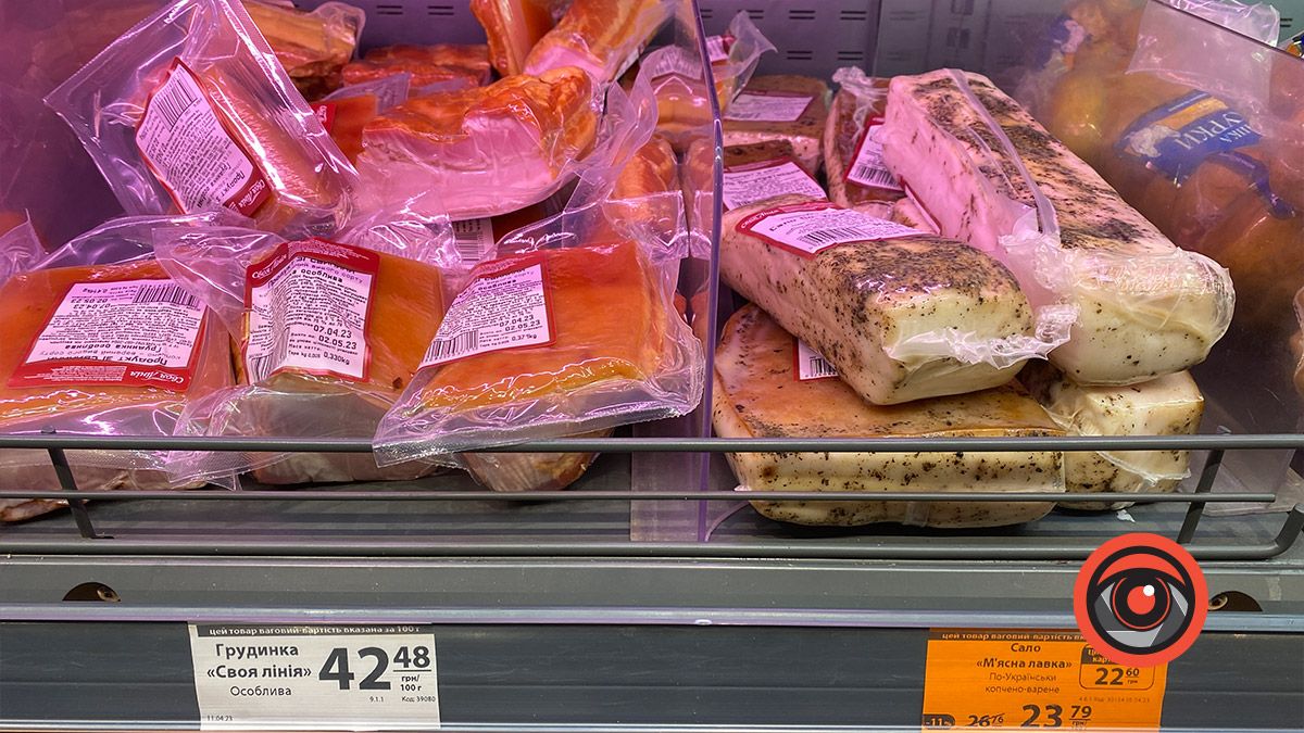 Буженина і ковбаса: скільки коштують мʼясні продукти перед Великоднем 2