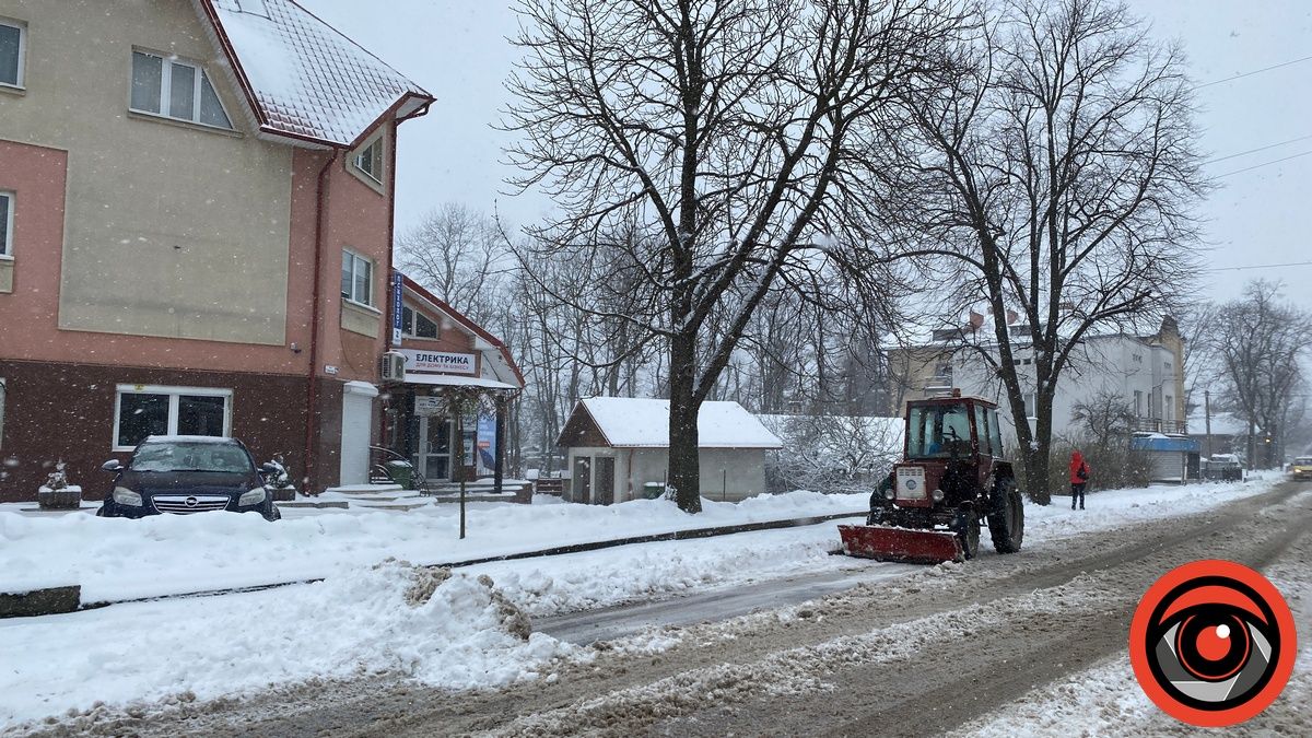Як в Коломиї чистять дороги і тротуари від снігу 6 квітня 13