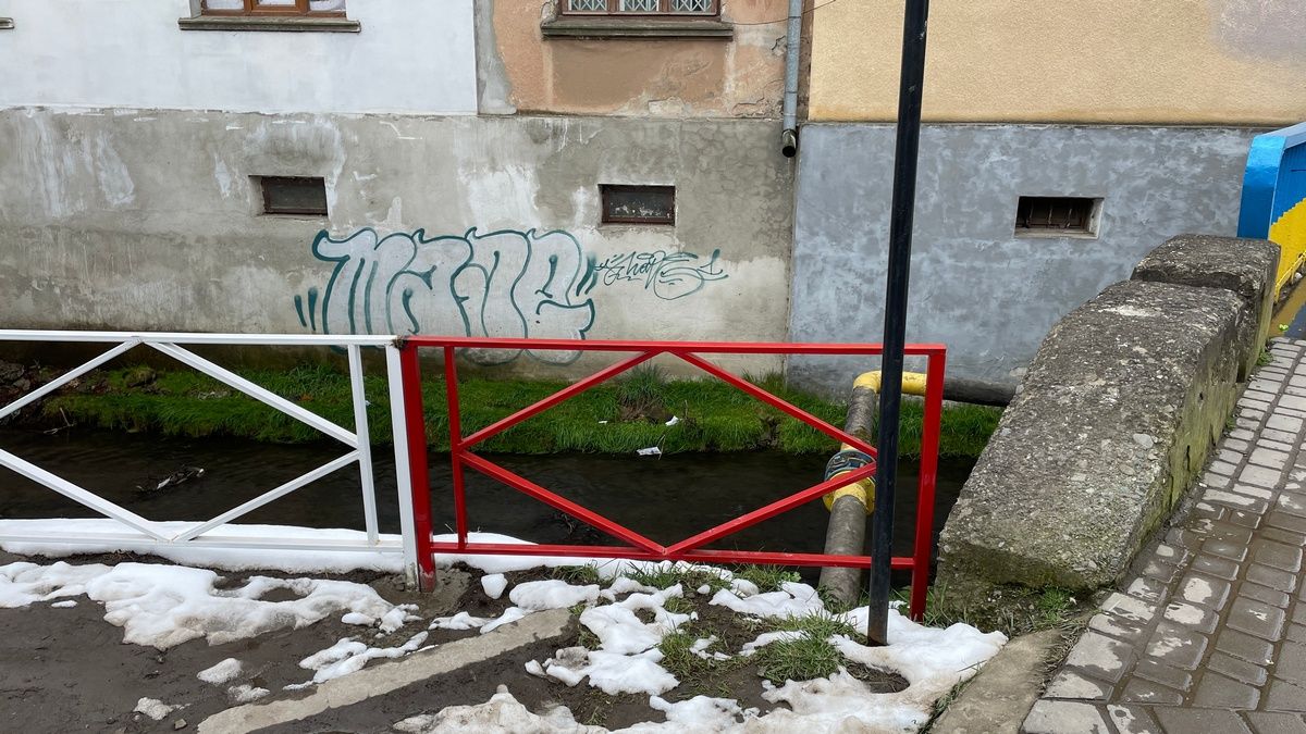 Аби не шубовснути у чорні потоки: на частині вулиці Коломиї встановили огорожу 1