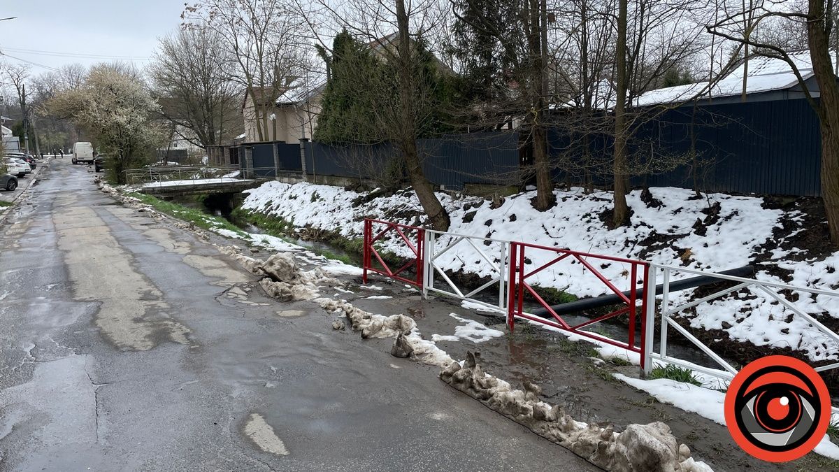 Аби не шубовснути у чорні потоки: на частині вулиці Коломиї встановили огорожу 2