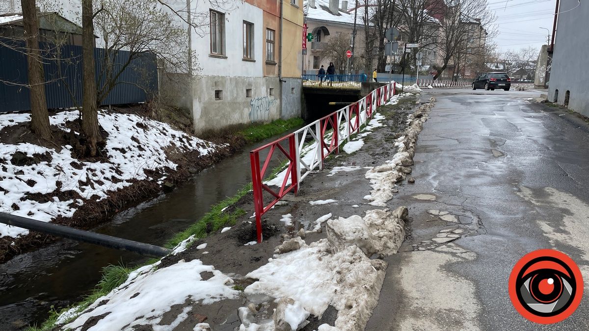 Аби не шубовснути у чорні потоки: на частині вулиці Коломиї встановили огорожу 3
