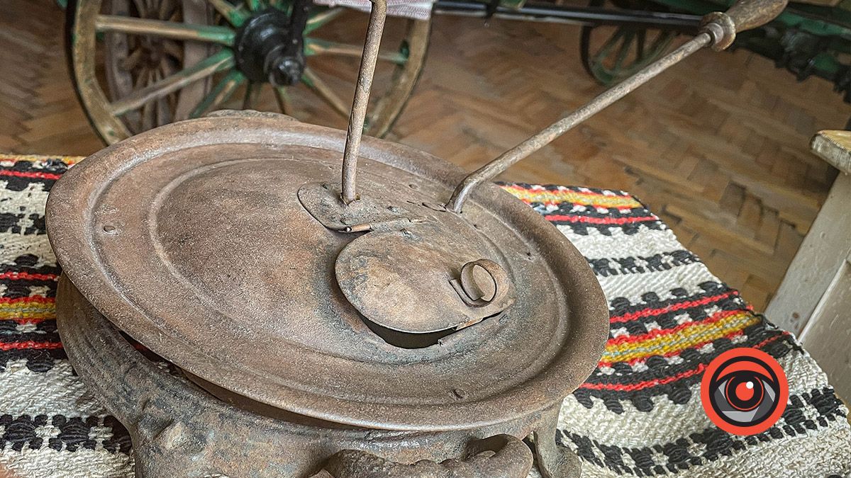 Експонат з фондів Музею історії міста Коломиї. Пательня для обсмаження кави із системою перемішування