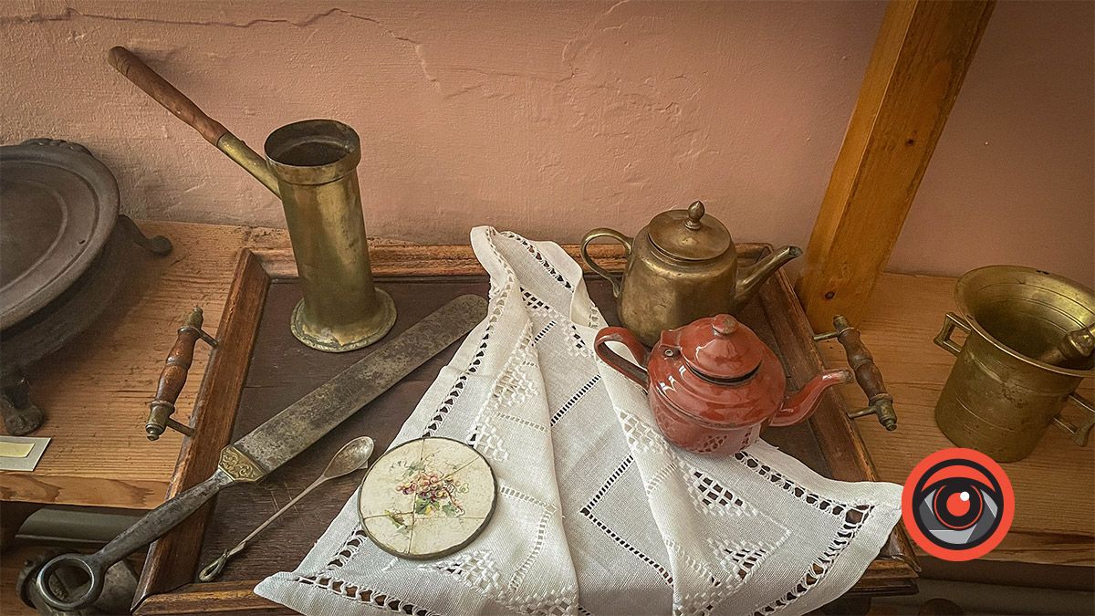 Експонати з фондів Музею історії міста Коломиї. Турка, кавник, чайник, ступка, чайно-десертна ложка, лопатка для торту, ін