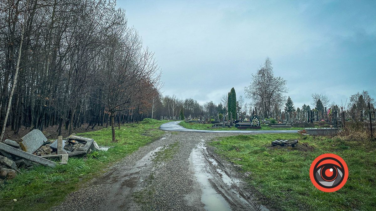 Могили у воді, а крізь новий асфальт прорізались кульбаби: як виглядає кладовище в Коломиї 13