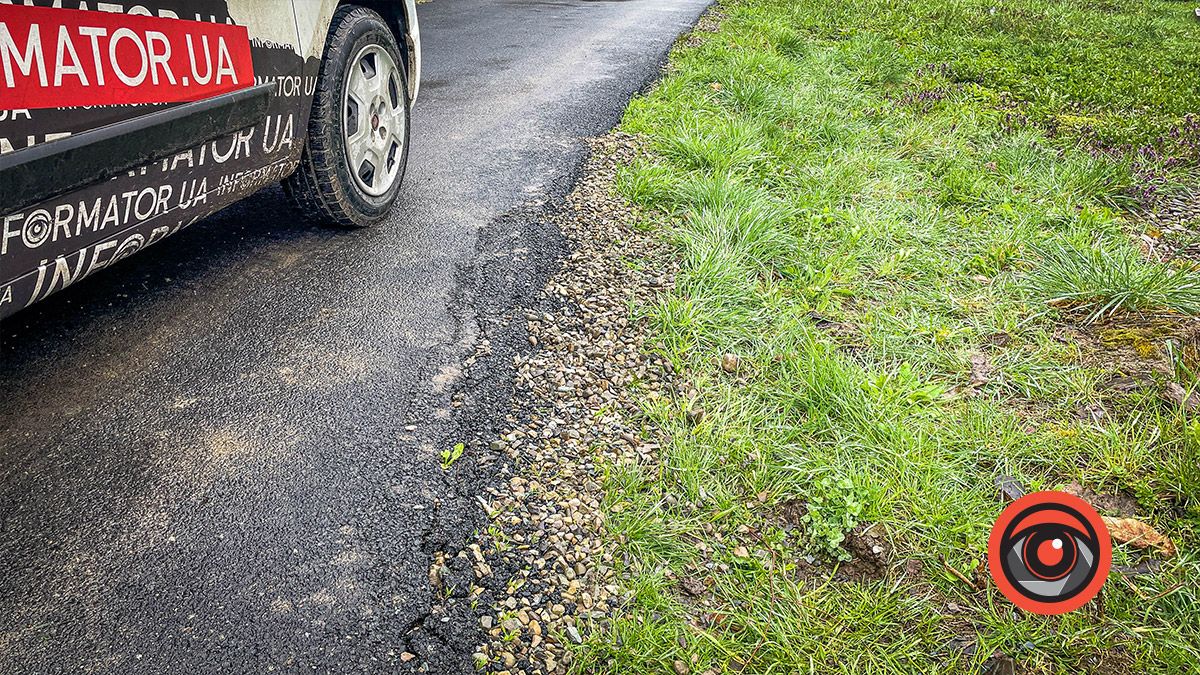 Могили у воді, а крізь новий асфальт прорізались кульбаби: як виглядає кладовище в Коломиї 14