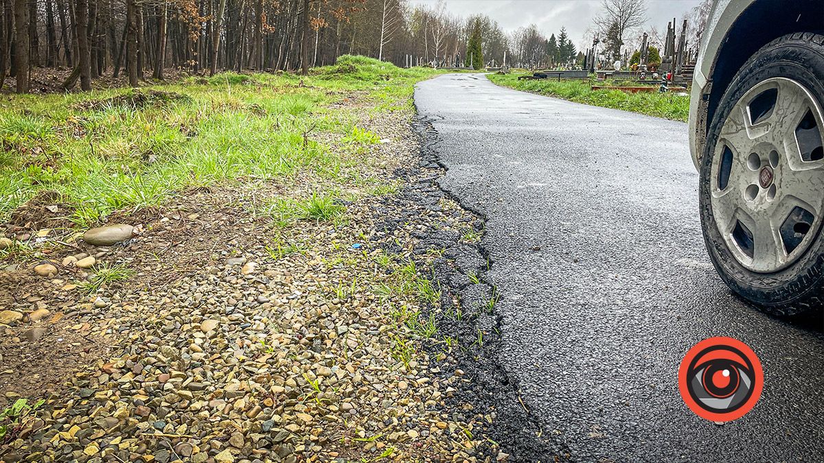 Могили у воді, а крізь новий асфальт прорізались кульбаби: як виглядає кладовище в Коломиї 15