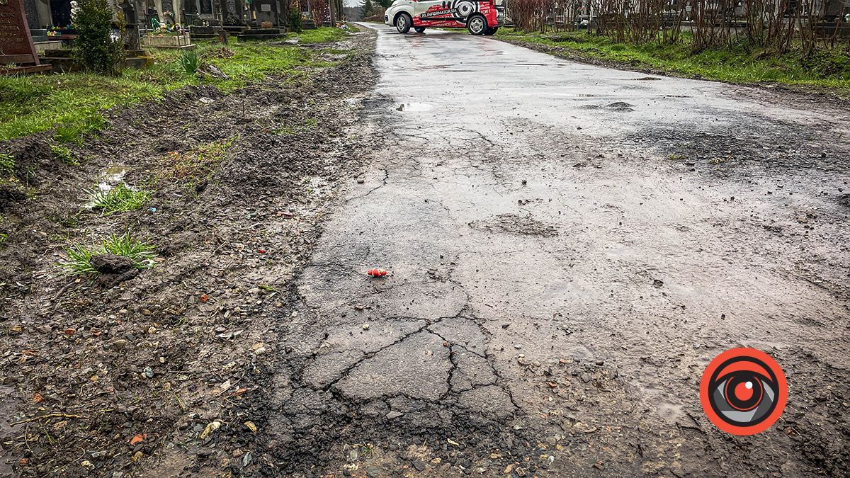 Могили у воді, а крізь новий асфальт прорізались кульбаби: як виглядає кладовище в Коломиї 3