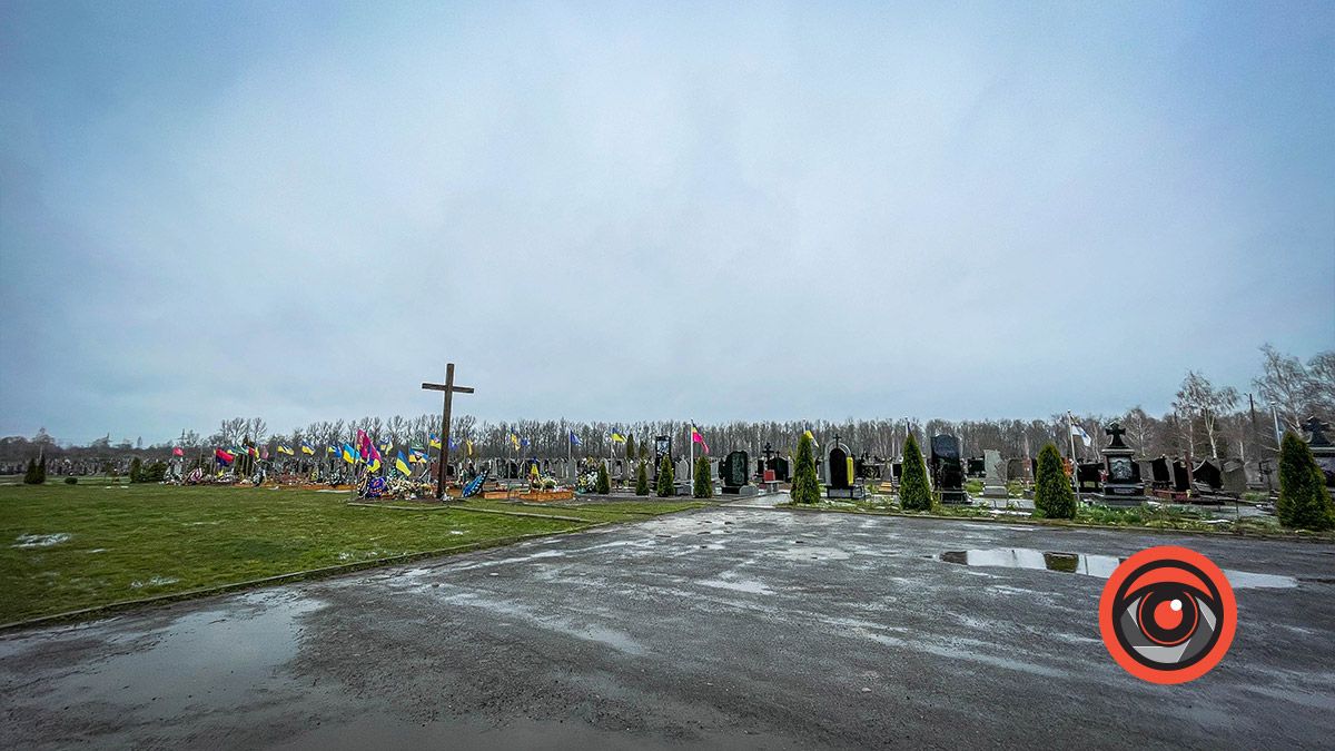 Могили у воді, а крізь новий асфальт прорізались кульбаби: як виглядає кладовище в Коломиї 24