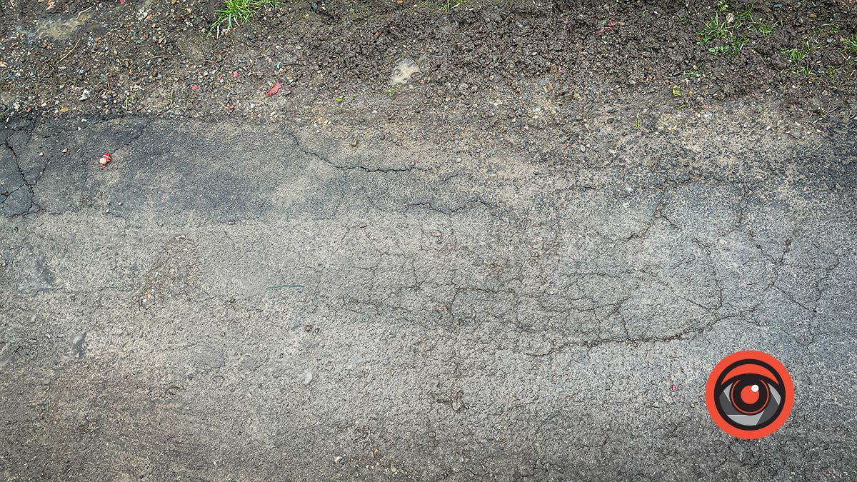 Могили у воді, а крізь новий асфальт прорізались кульбаби: як виглядає кладовище в Коломиї 6