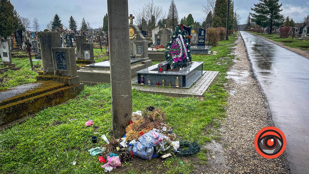 Могили у воді, а крізь новий асфальт прорізались кульбаби: як виглядає кладовище в Коломиї 9