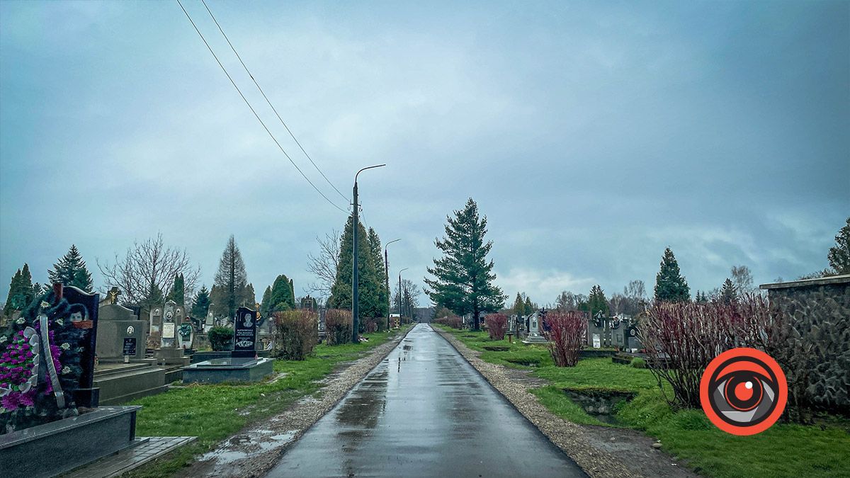 Могили у воді, а крізь новий асфальт прорізались кульбаби: як виглядає кладовище в Коломиї 10