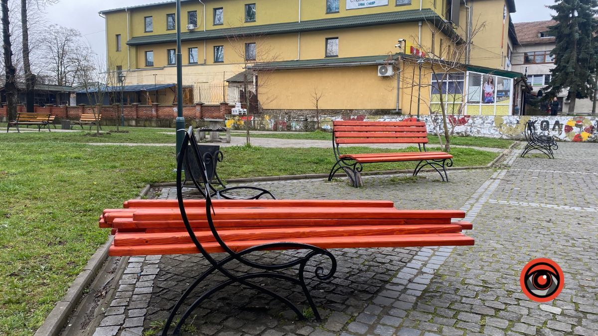У коломийському сквері оновлюють лавочки 2