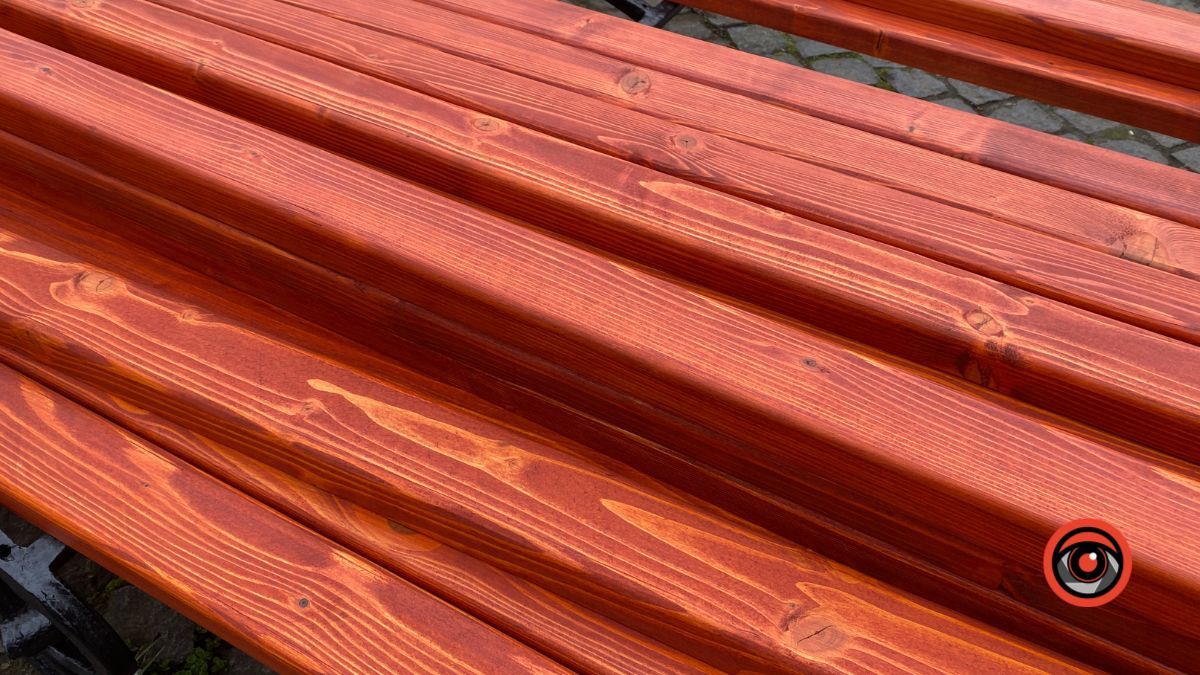 У коломийському сквері оновлюють лавочки 3