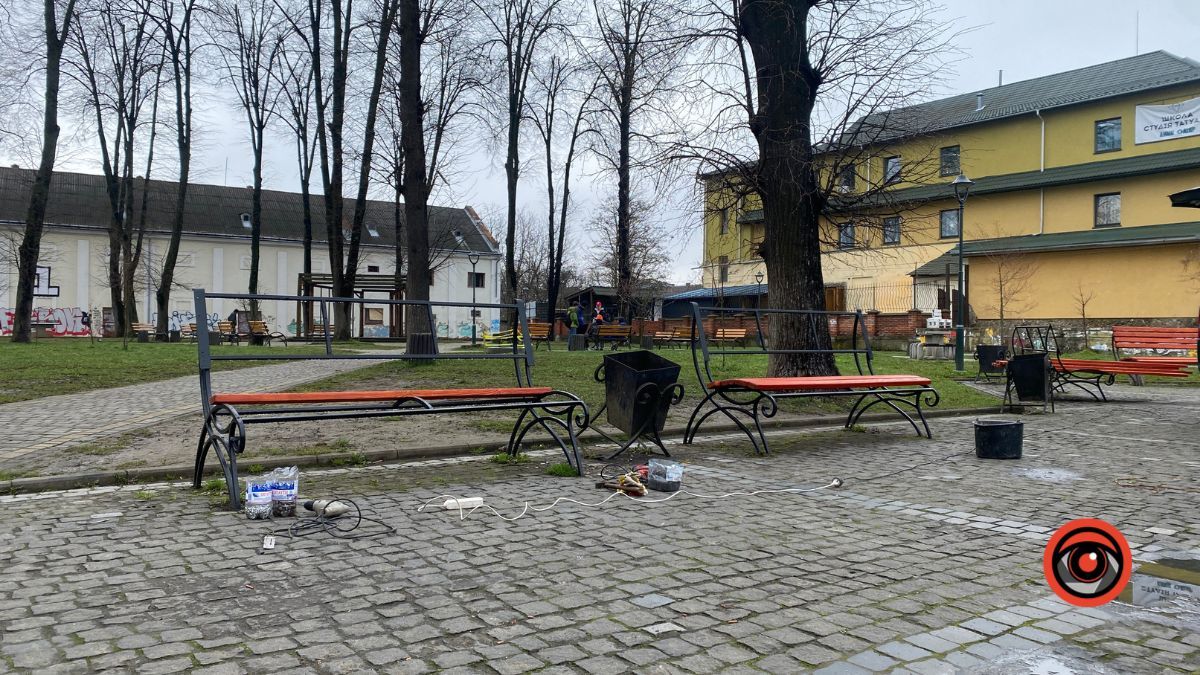 У коломийському сквері оновлюють лавочки 4