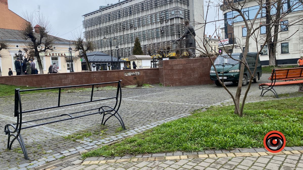 У коломийському сквері оновлюють лавочки 5