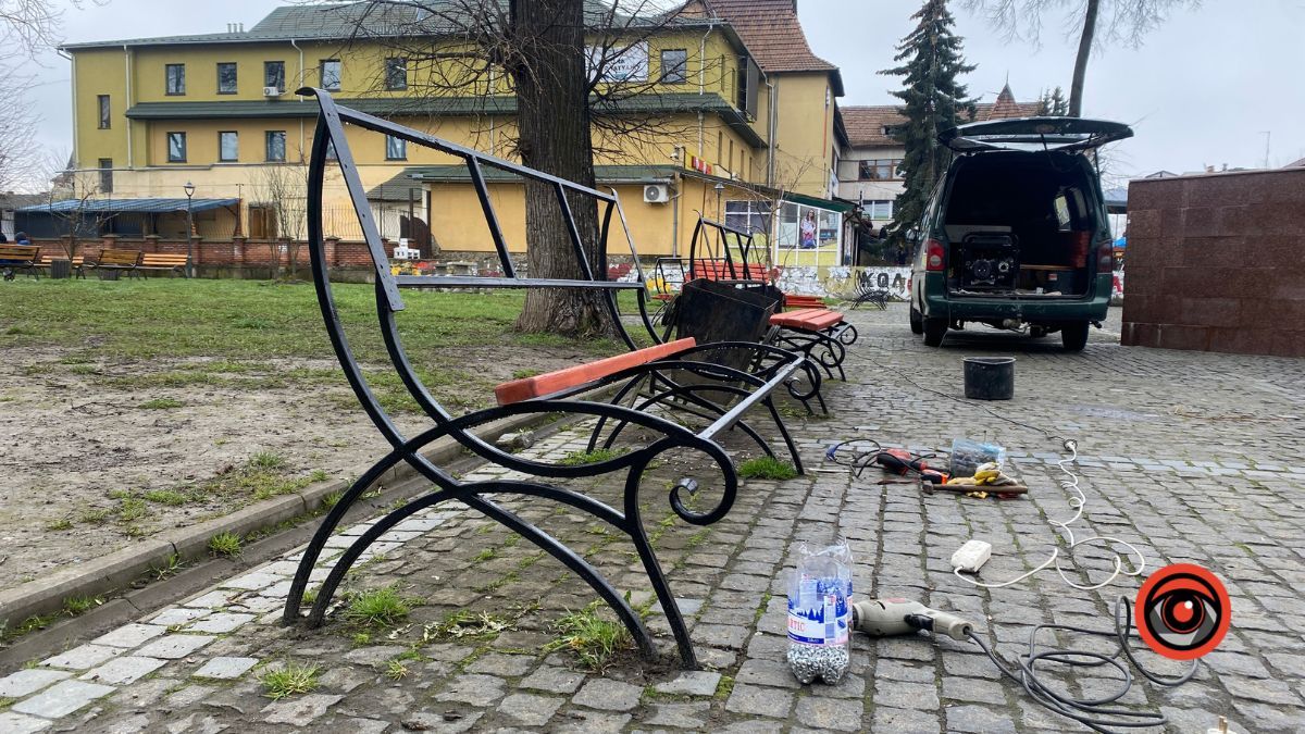 У коломийському сквері оновлюють лавочки 6