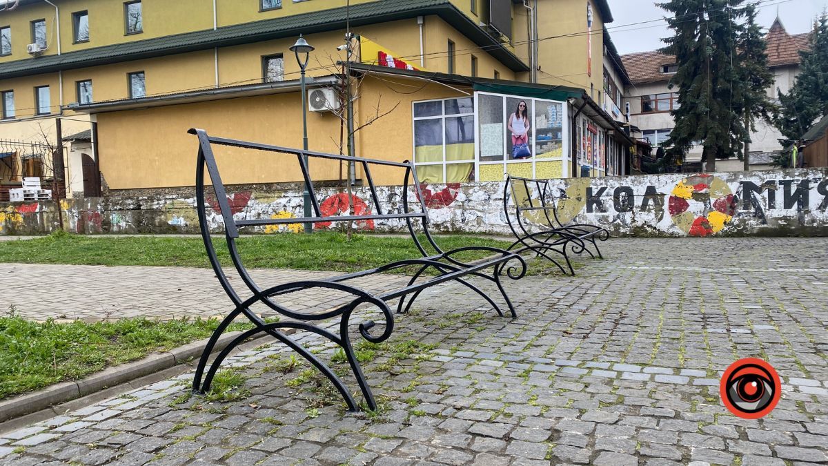 У коломийському сквері оновлюють лавочки 1