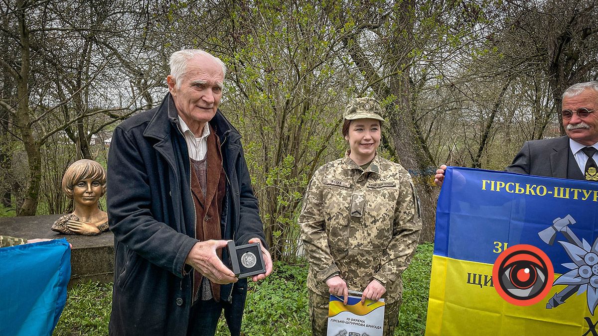 Взаємоподяка: у музей Квітки Цісик в селі Ліски військові передали прапор Едельвейсів і отримали подарунки 1