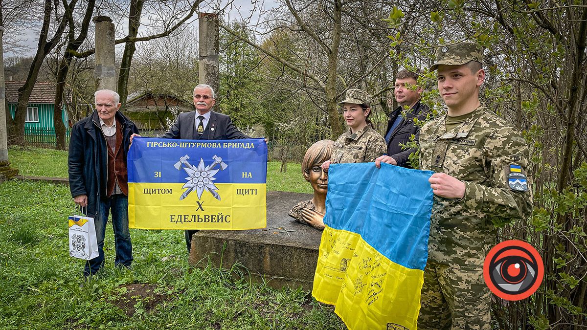 Взаємоподяка: у музей Квітки Цісик в селі Ліски військові передали прапор Едельвейсів і отримали подарунки 3