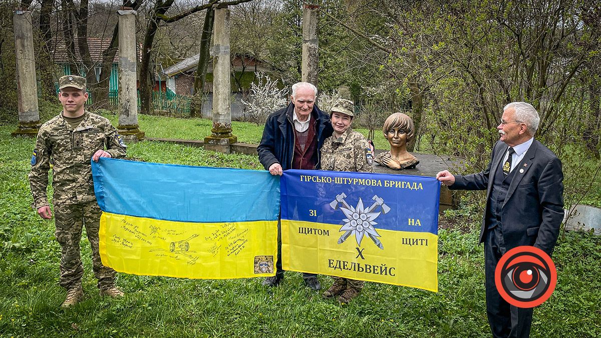 Взаємоподяка: у музей Квітки Цісик в селі Ліски військові передали прапор Едельвейсів і отримали подарунки