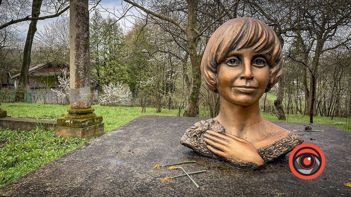 Взаємоподяка: у музей Квітки Цісик в селі Ліски військові передали прапор Едельвейсів і отримали подарунки 4