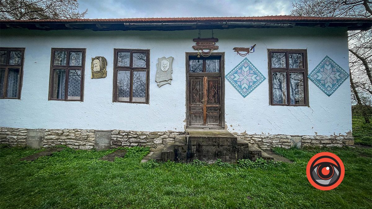 Взаємоподяка: у музей Квітки Цісик в селі Ліски військові передали прапор Едельвейсів і отримали подарунки 2