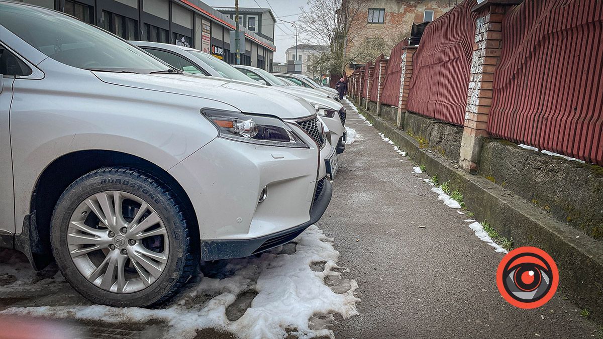 Платні парковки проти тротуарів: в чому небезпека для пішоходів на вул. Шухевича в Коломиї 6