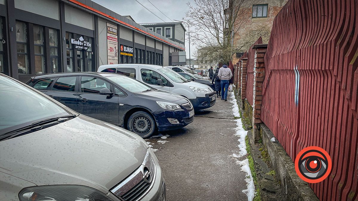 Платні парковки проти тротуарів: в чому небезпека для пішоходів на вул. Шухевича в Коломиї 4