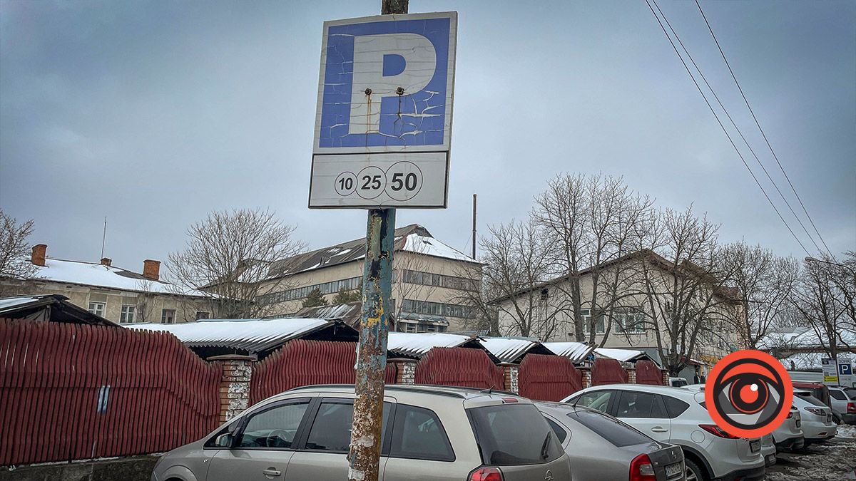 Платні парковки проти тротуарів: в чому небезпека для пішоходів на вул. Шухевича в Коломиї 2