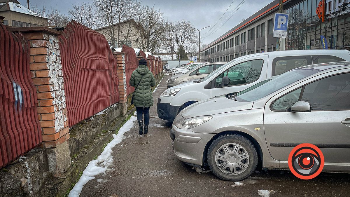 Платні парковки проти тротуарів: в чому небезпека для пішоходів на вул. Шухевича в Коломиї 5