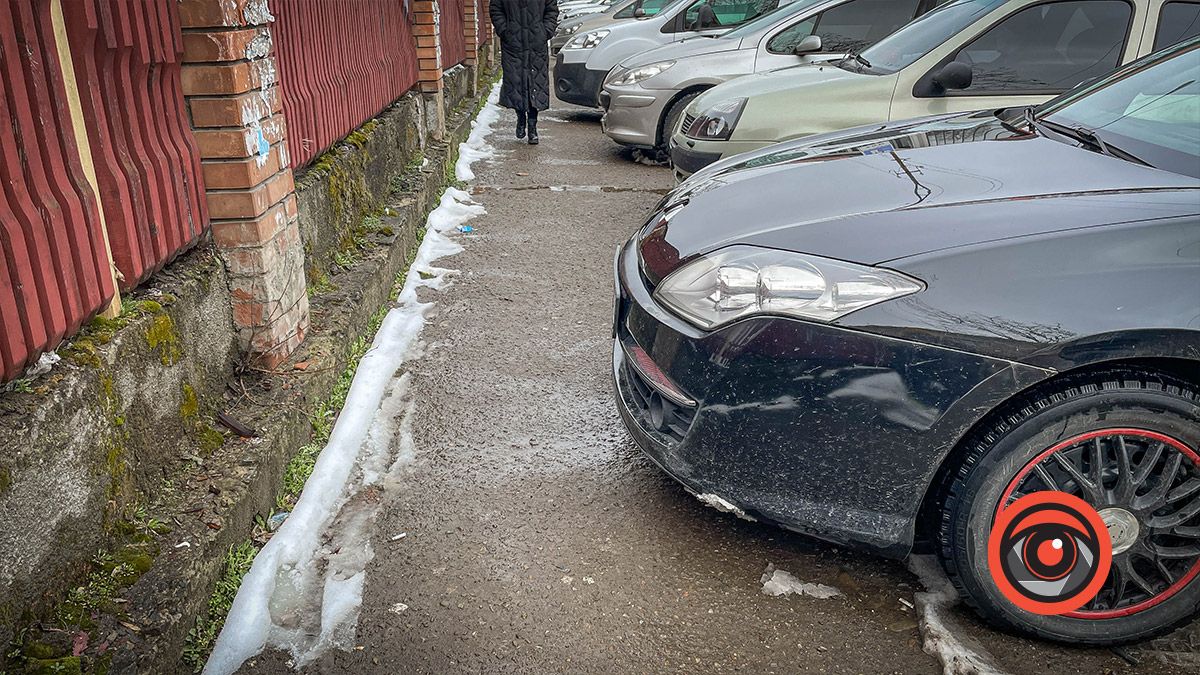 Платні парковки проти тротуарів: в чому небезпека для пішоходів на вул. Шухевича в Коломиї 3