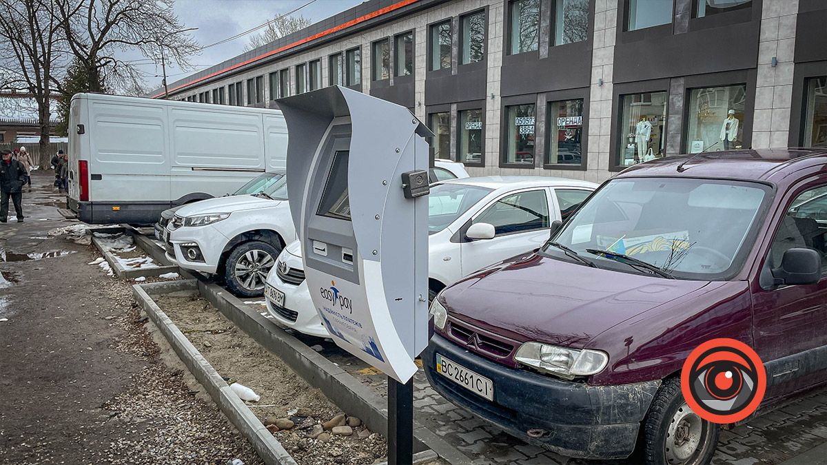 Платні парковки проти тротуарів: в чому небезпека для пішоходів на вул. Шухевича в Коломиї 7