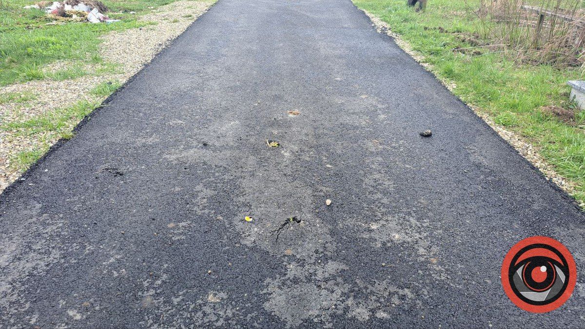 Бур'ян пробив асфальт: нових доріжок на кладовищі у Коломиї надовго не вистачило 3