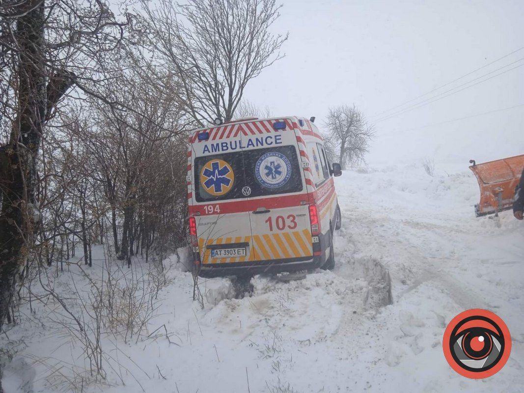 На Коломийщині автомобіль медиків застряг в снігу 1