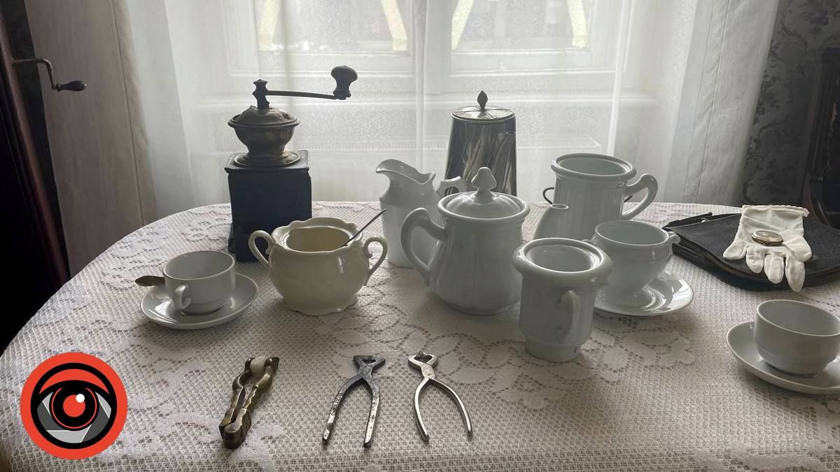 Експонати з фондів Музею історії міста Коломиї. Посуд, щипці для цукру, кавник, збанок для вершків, цукерниця та млинок для кави