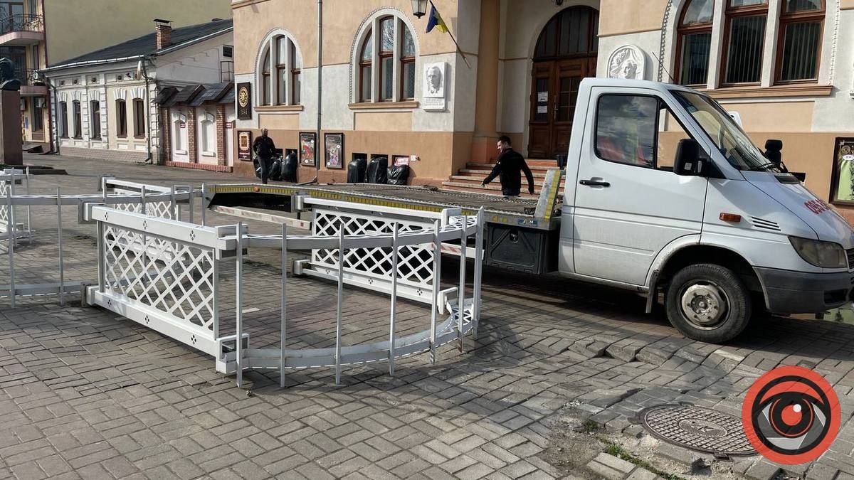 На Вічевому Майдані в Коломиї демонтували арки 2