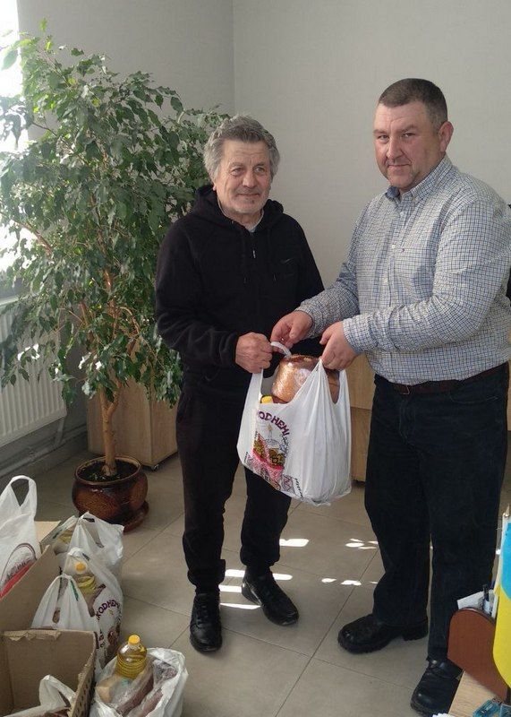 Діти-пільговики з Печеніжинської громади отримати продукти до свята 2