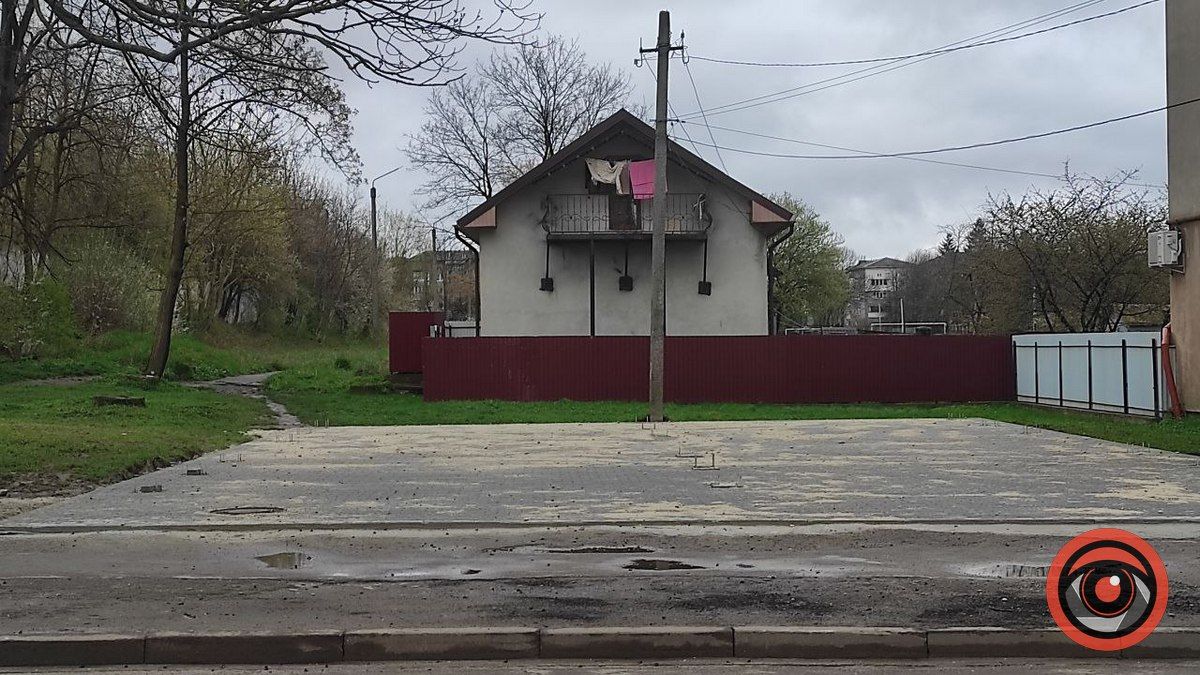 На Бандери доробили площадку під павільйон для торгівлі 1