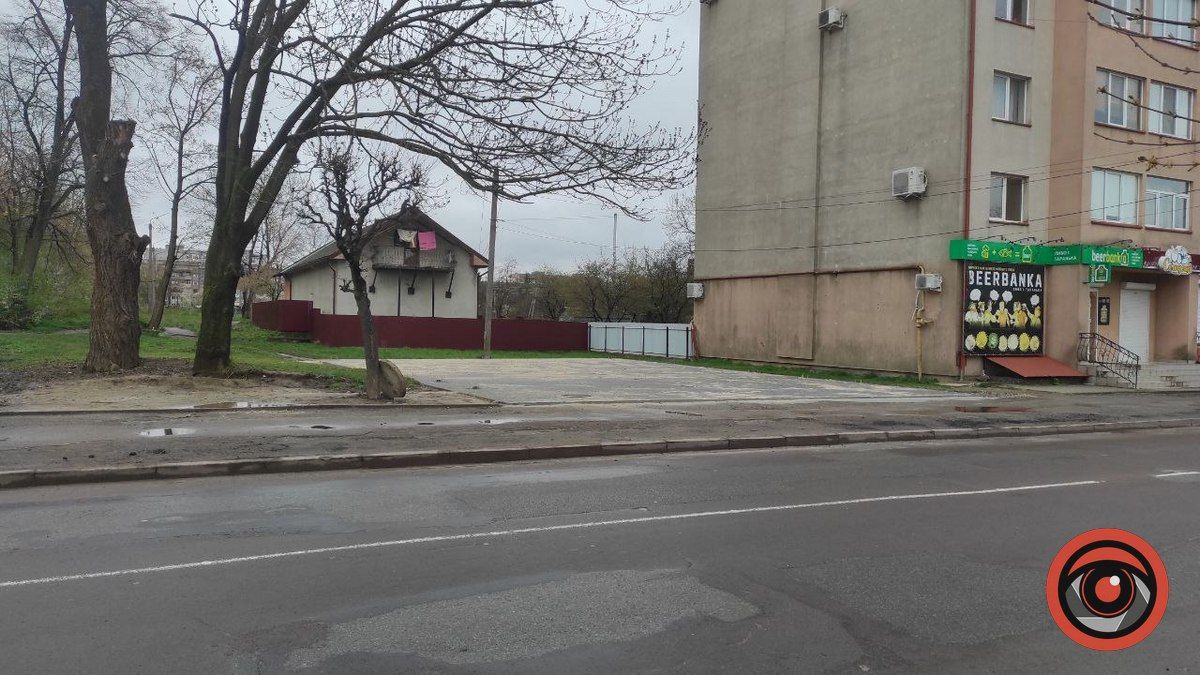 На Бандери доробили площадку під павільйон для торгівлі