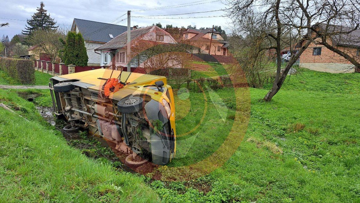 У Печеніжині бус злетів з дороги 1