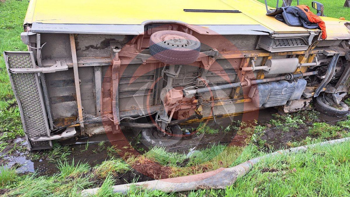 У Печеніжині бус злетів з дороги 2