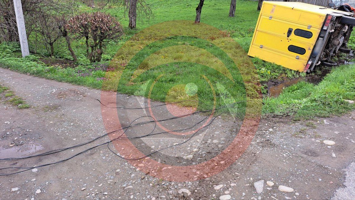 У Печеніжині бус злетів з дороги 3