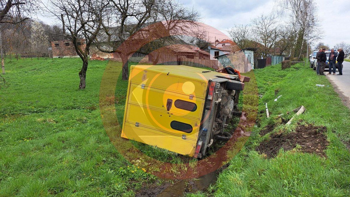 У Печеніжині бус злетів з дороги 4