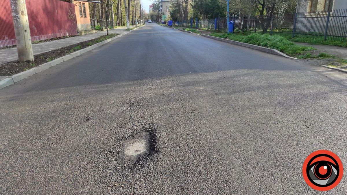 На новому асфальті по вулиці Чайковського в Коломиї також ознаки руйнування