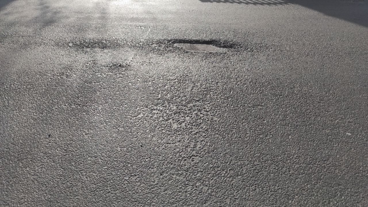 На новому асфальті по вулиці Чайковського в Коломиї також ознаки руйнування 7